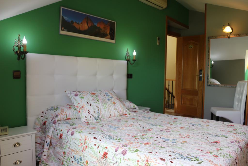 Hostal Don Jaime II Σεγκόβια Εξωτερικό φωτογραφία