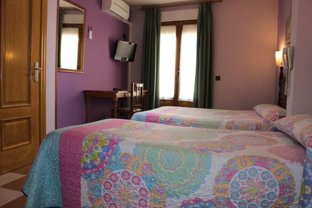 Hostal Don Jaime II Σεγκόβια Εξωτερικό φωτογραφία