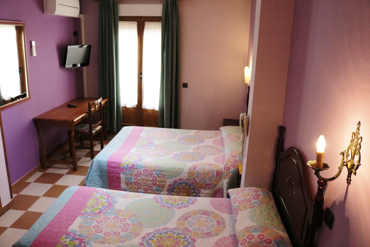 Hostal Don Jaime II Σεγκόβια Εξωτερικό φωτογραφία